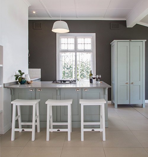 Floor - Floor covering goes to edge of floor